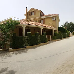 Διαμέρισμα Epi, Λουρδάτα